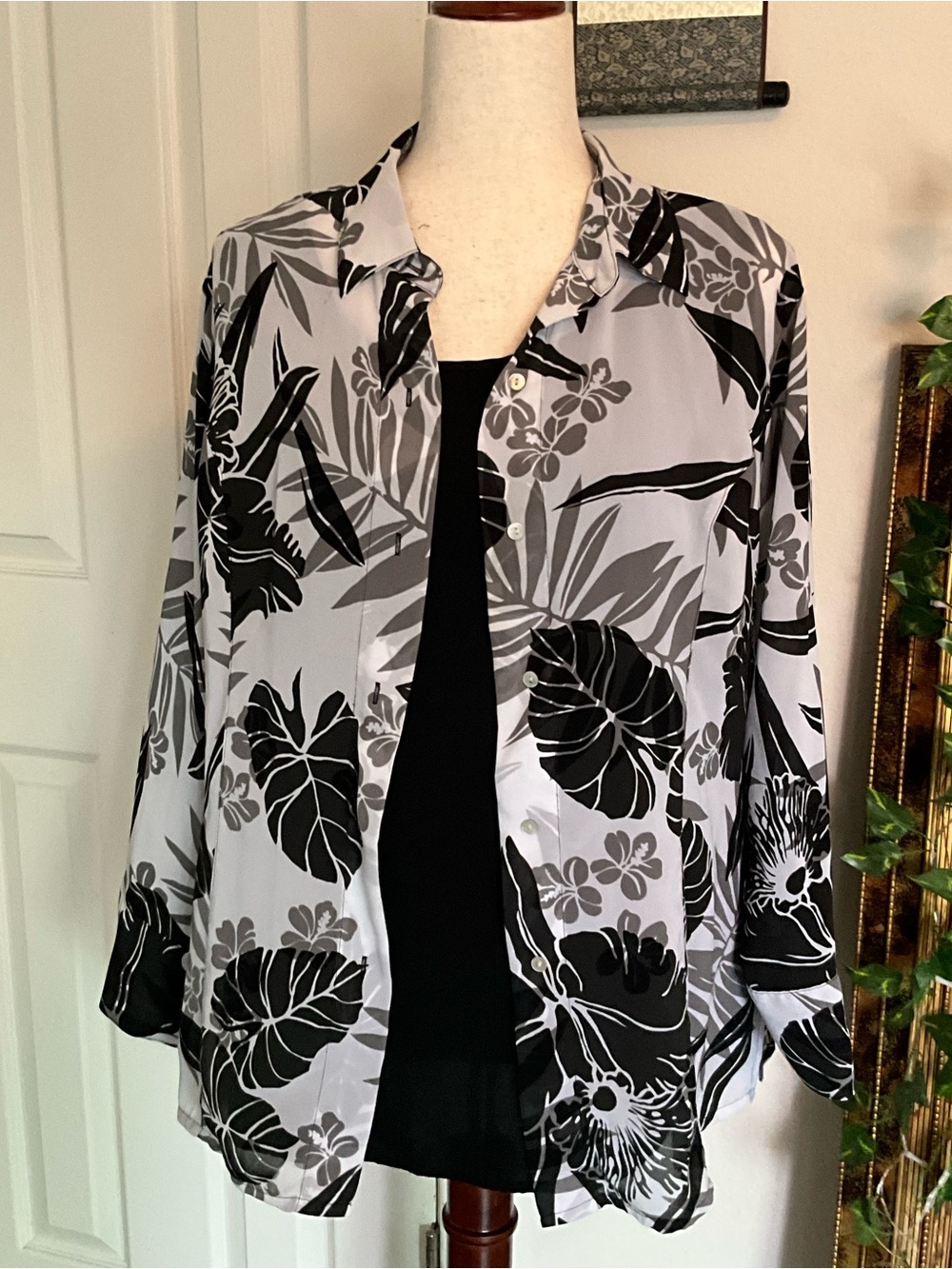 Laura Scott Black and Gray Floral Blouse